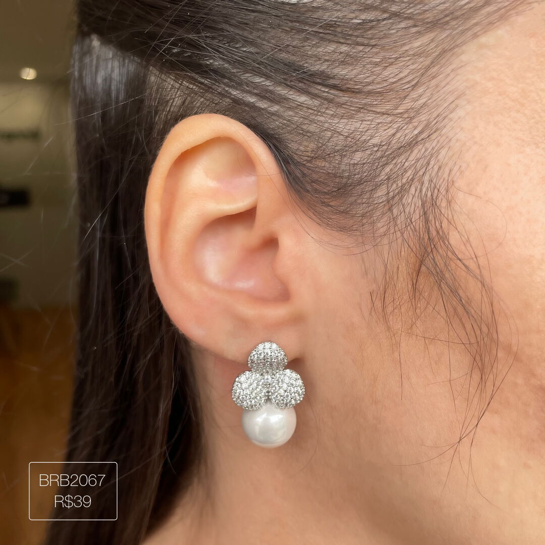 Brinco Flor c/ 3 Pétalas c/ Pérola Fixa Cravejado Cristal Prateado